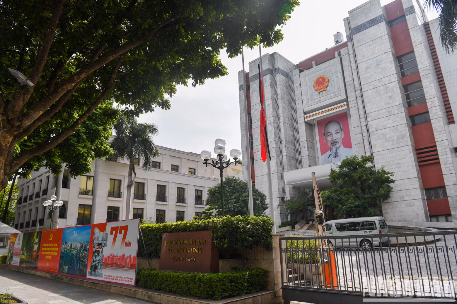 河内市人民议会和人民委员会总部下半旗志哀。 河内市人民议会和人民委员会总部下半旗志哀。