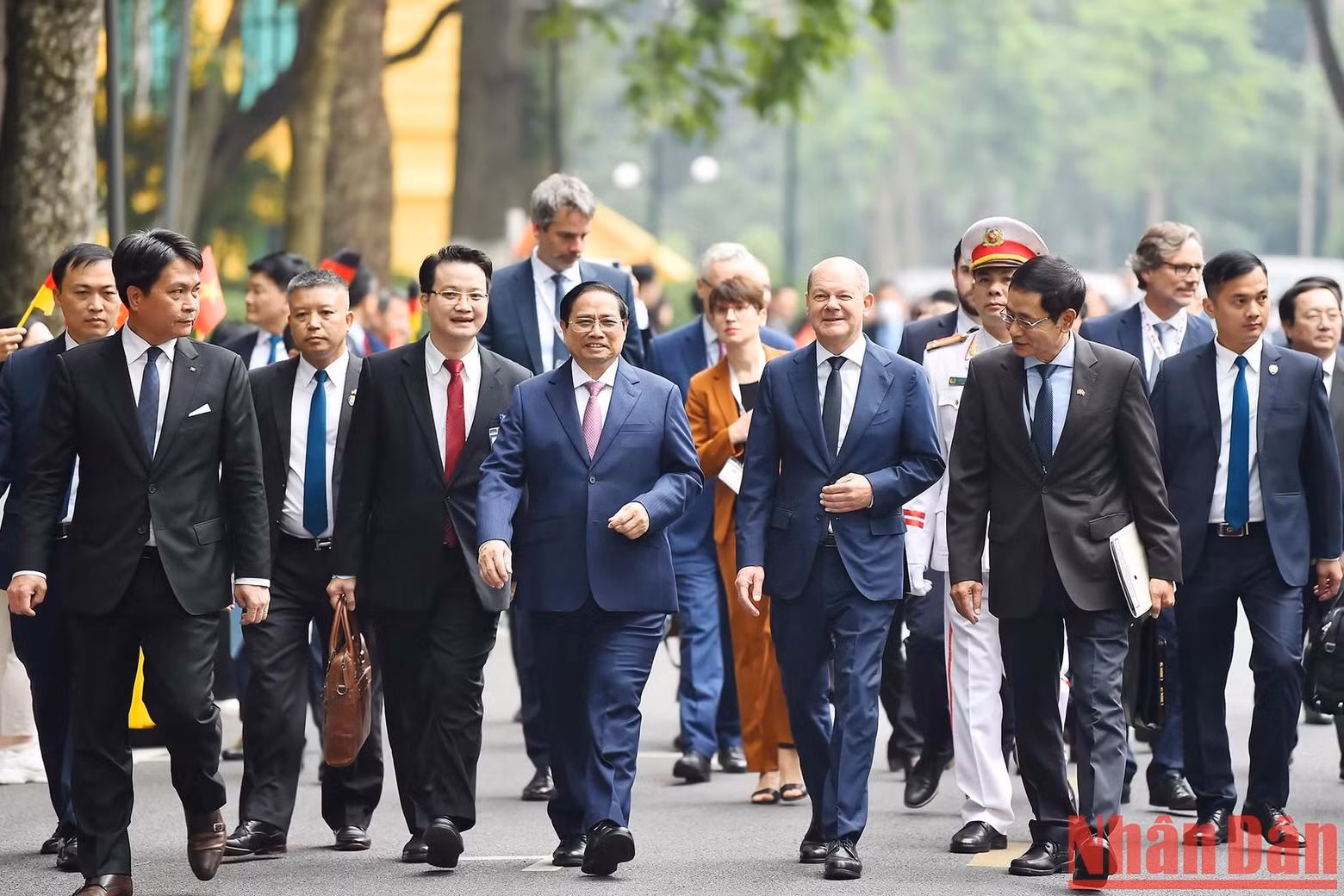 越南政府总理范明正与德国总理奥拉夫·朔尔茨在欢迎仪式上进行交谈。
