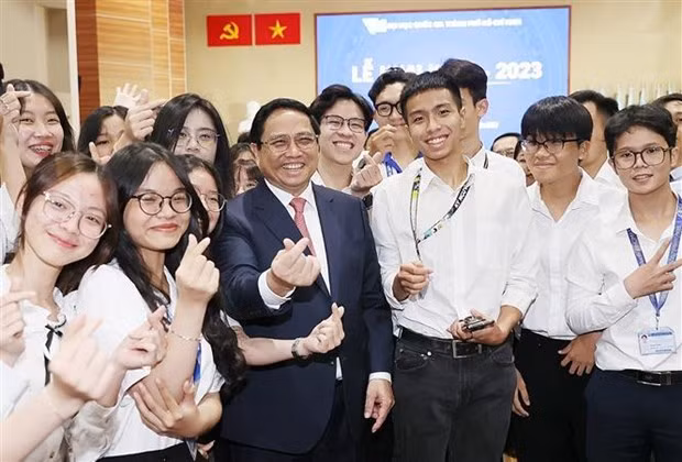 范明正总理与胡志明市国家大学学生合影。