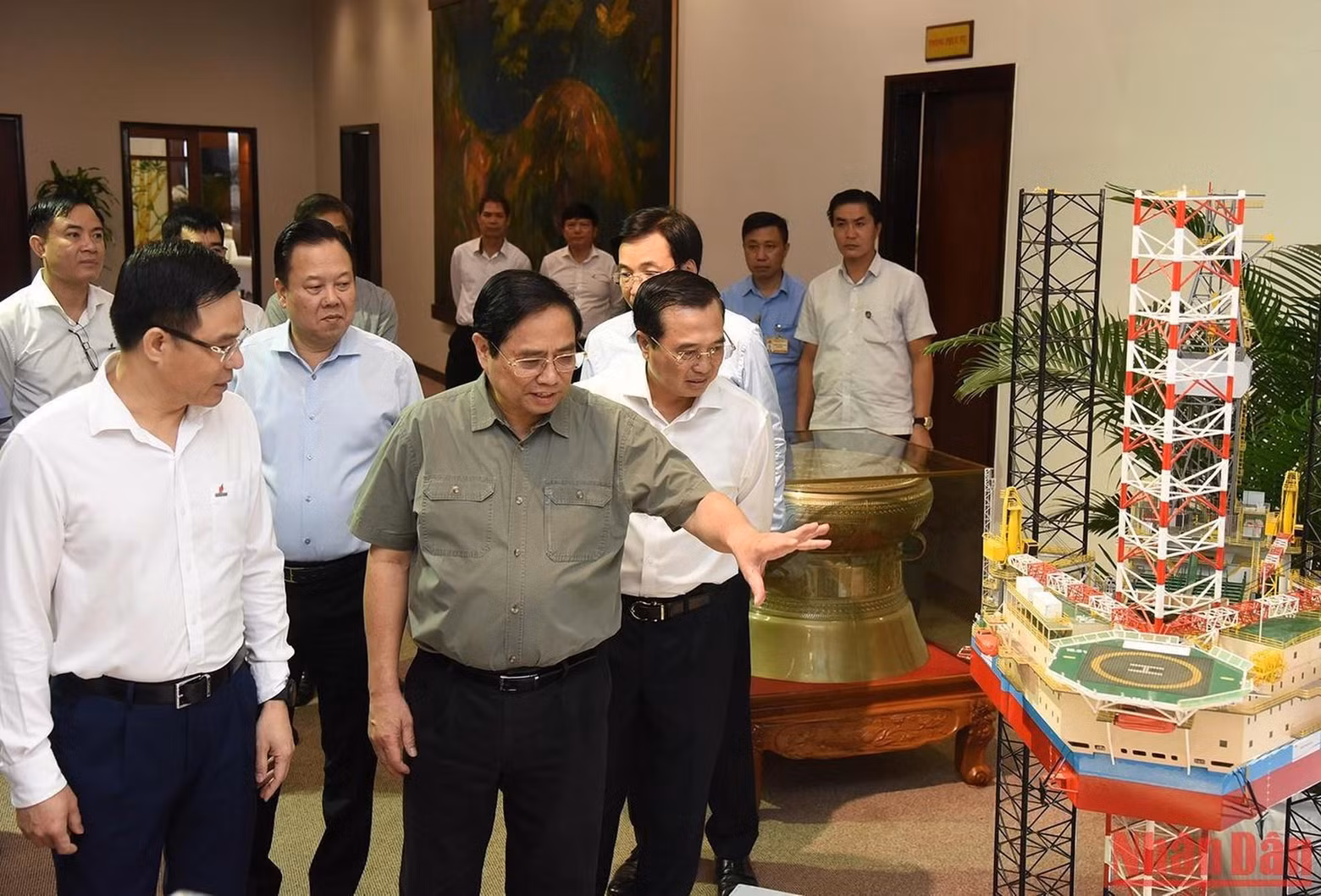 范明正总理与各位代表参观越南钻机模型。 范明正总理参观国家石油集团的产品。
