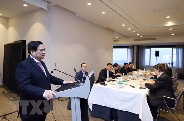 范明正总理在工作早餐上发表讲话。