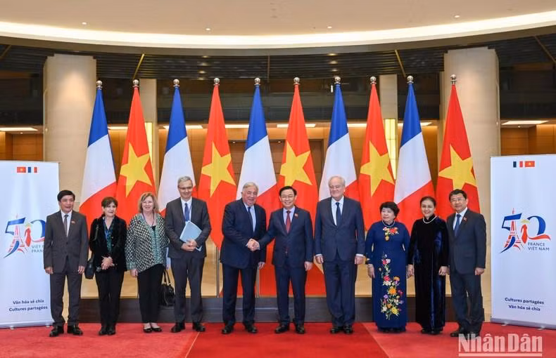 越南国会主席王廷惠与法国参议院议长热拉尔·拉尔歇同各位代表合影。