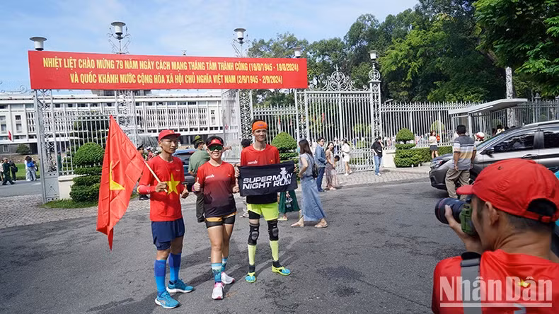 4·30公园周边地区,许多市民来到这里散步游玩。 4·30公园周边地区,许多市民来到这里散步游玩。