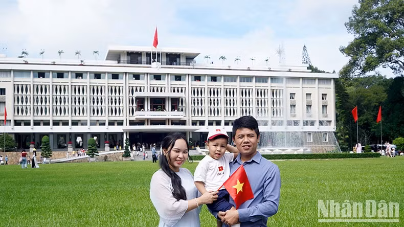许多家庭穿着奥黛参观统一宫并在统一宫前拍照。 许多家庭穿着奥黛参观统一宫并在统一宫前拍照。