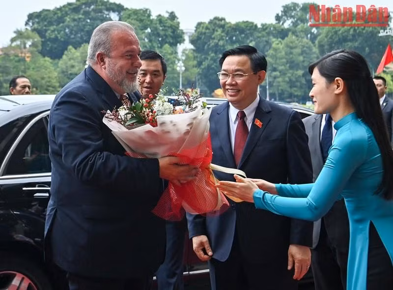越南国会办公厅人员向古巴总理曼努埃尔·马雷罗赠送鲜花。