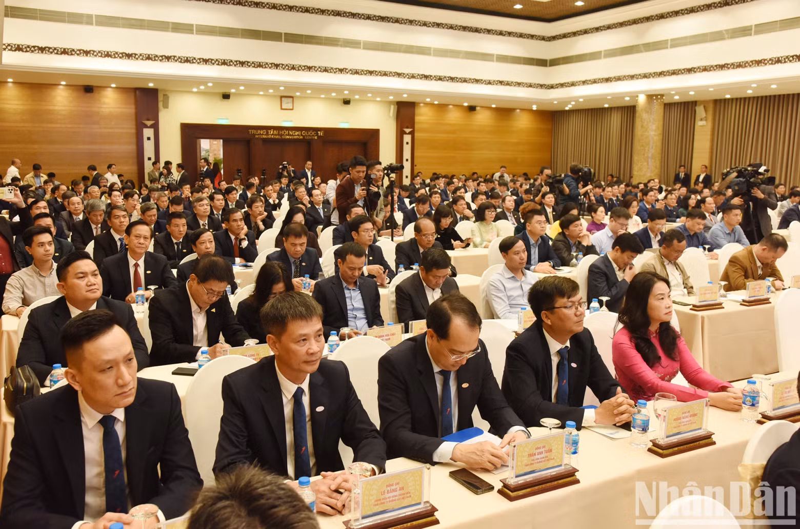 与会代表。
