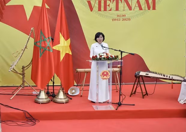 越南驻摩洛哥大使邓氏秋河在活动上发表讲话。 越南驻摩洛哥大使邓氏秋河在活动上发表讲话。