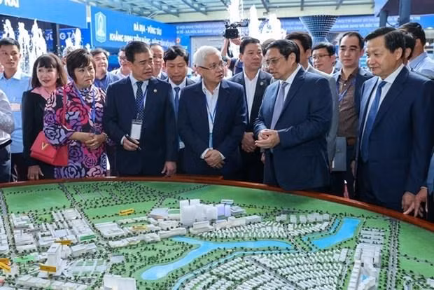 政府总理范明正参观“新突破 新高度”的图片展的一间展位。 政府总理范明正参观“新突破 新高度”的图片展的一间展位。