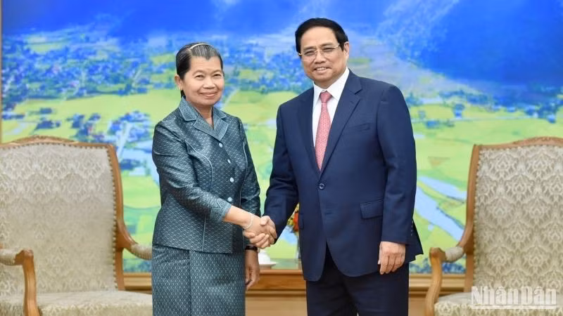 越南政府总理范明正与柬埔寨副首相、议会联络与监察部大臣梅森安握手。