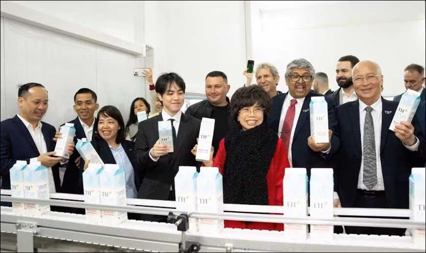 各位代表参观TH鲜奶加工厂。 各位代表参观TH鲜奶加工厂。