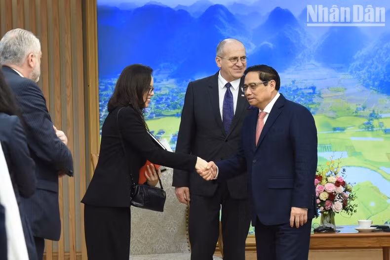 政府总理范明正与波兰外交部代表团成员。