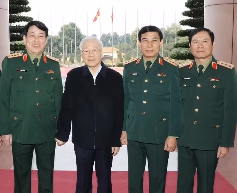 阮富仲总书记同中央军委领导人合影。