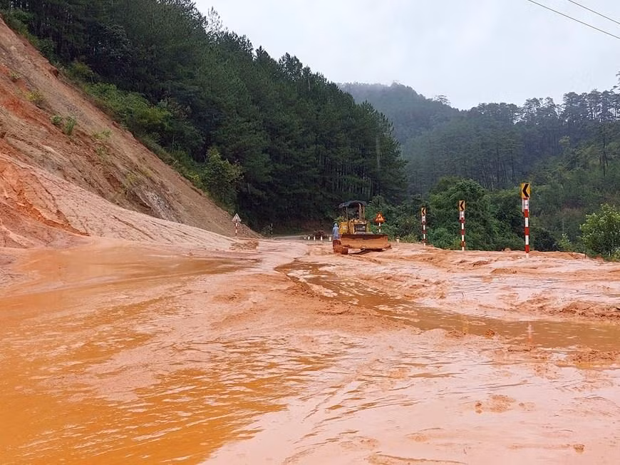崑嵩省须麻容县出现强降雨天气，造成很多地方断水断电，道路坍塌。