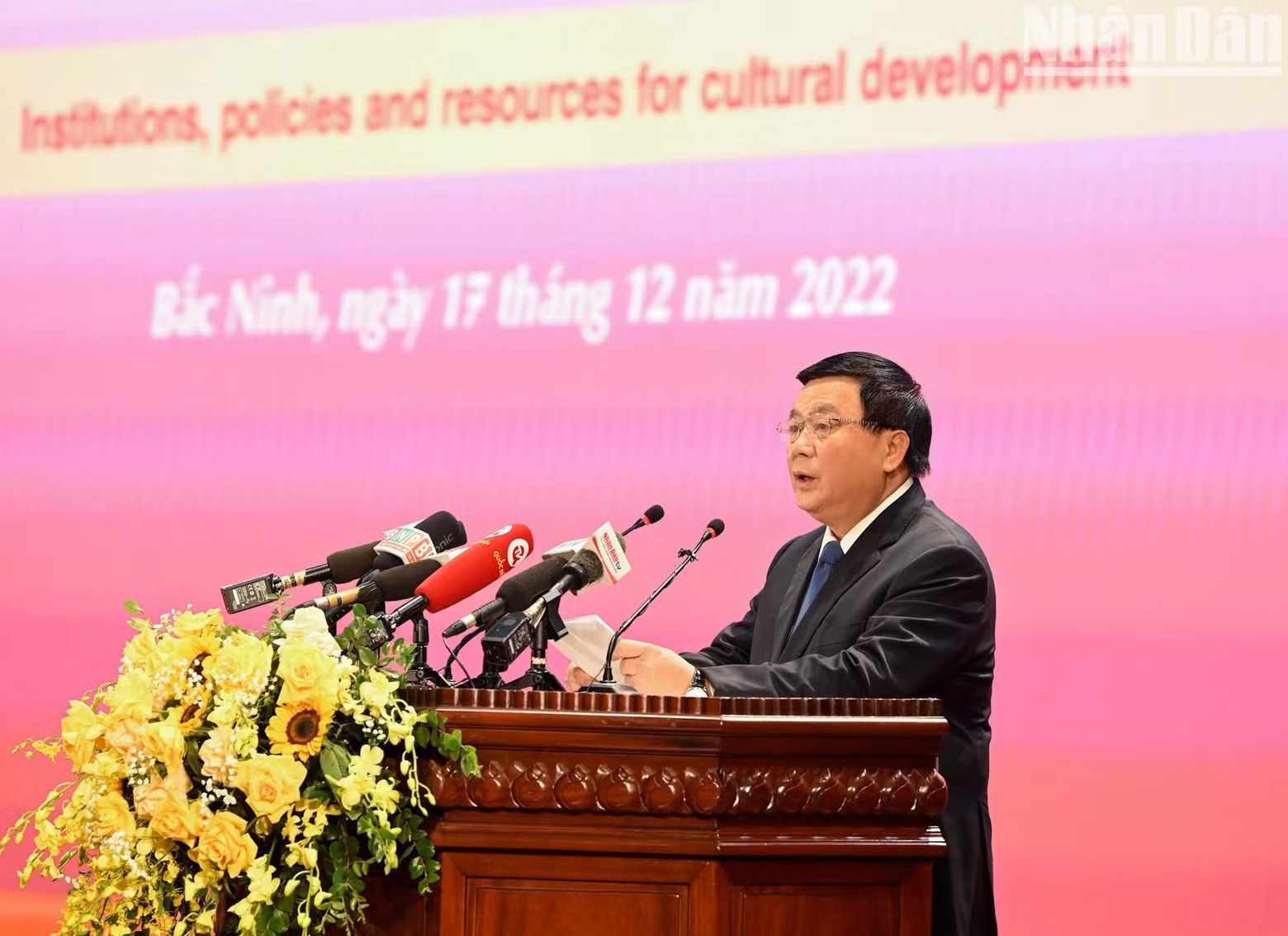 胡志明国家政治学院院长阮春胜在研讨会上发表讲话。 胡志明国家政治学院院长阮春胜在研讨会上发表讲话。