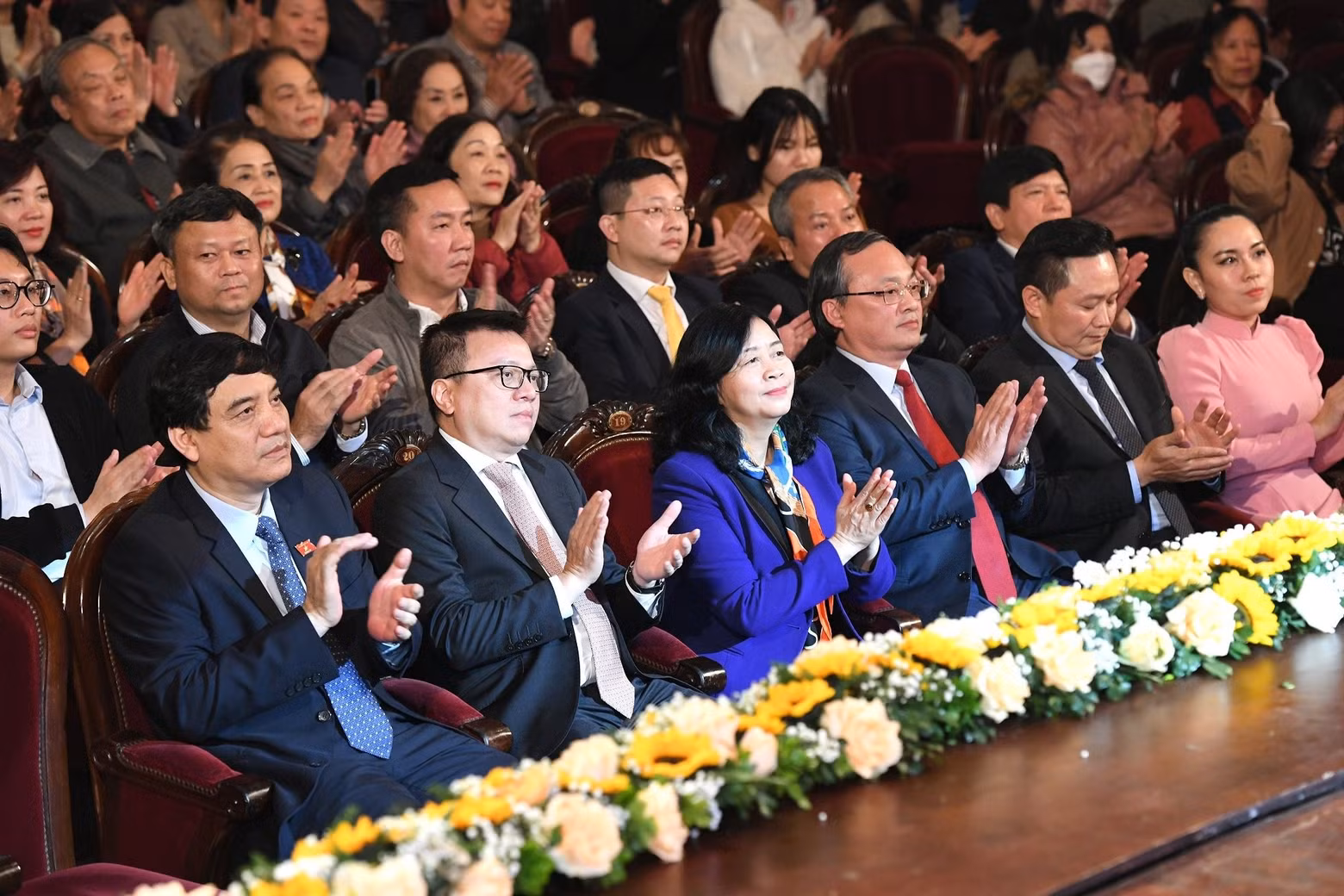 越共中央书记处书记、中央民运部部长裴氏明怀，越共中央委员、《人民报》社总编辑、中央宣教部副部长、越南新闻工作者协会主席黎国明，越共中央委员、国会常委会委员、国会文化教育委员会主任阮得荣，越共中央委员、越南之声广播电台台长杜进士以及各部委领导人出席活动。