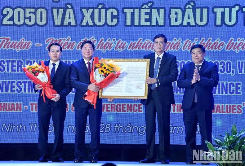 越南计划与投资部长阮志勇向宁顺省领导授予批准《宁顺省2021-2030年规划及2050年愿景》决定书。 越南计划与投资部长阮志勇向宁顺省领导授予批准《宁顺省2021-2030年规划及2050年愿景》决定书。