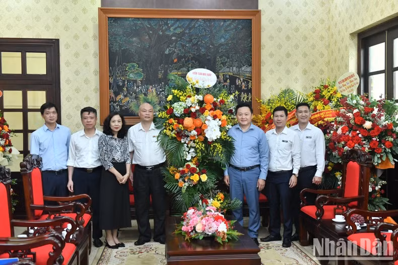 越南国家审计署代表团前来祝贺《人民报》社。（登科 摄）
