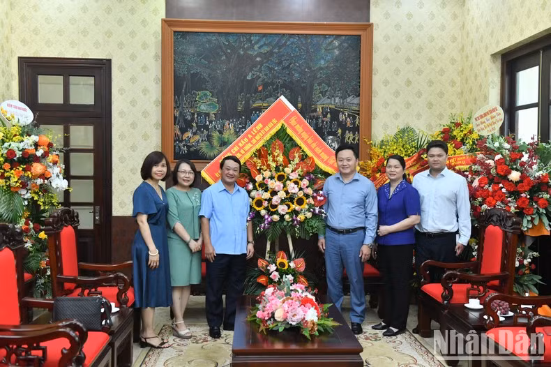 越共中央委员、民族委员会主任侯阿令部长向《人民报》领导代表送花祝贺越南革命新闻日。（登科 摄）