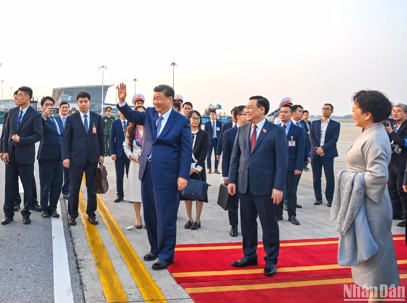 中共中央总书记、中国国家主席习近平在内排国际机场向人们挥手致意。