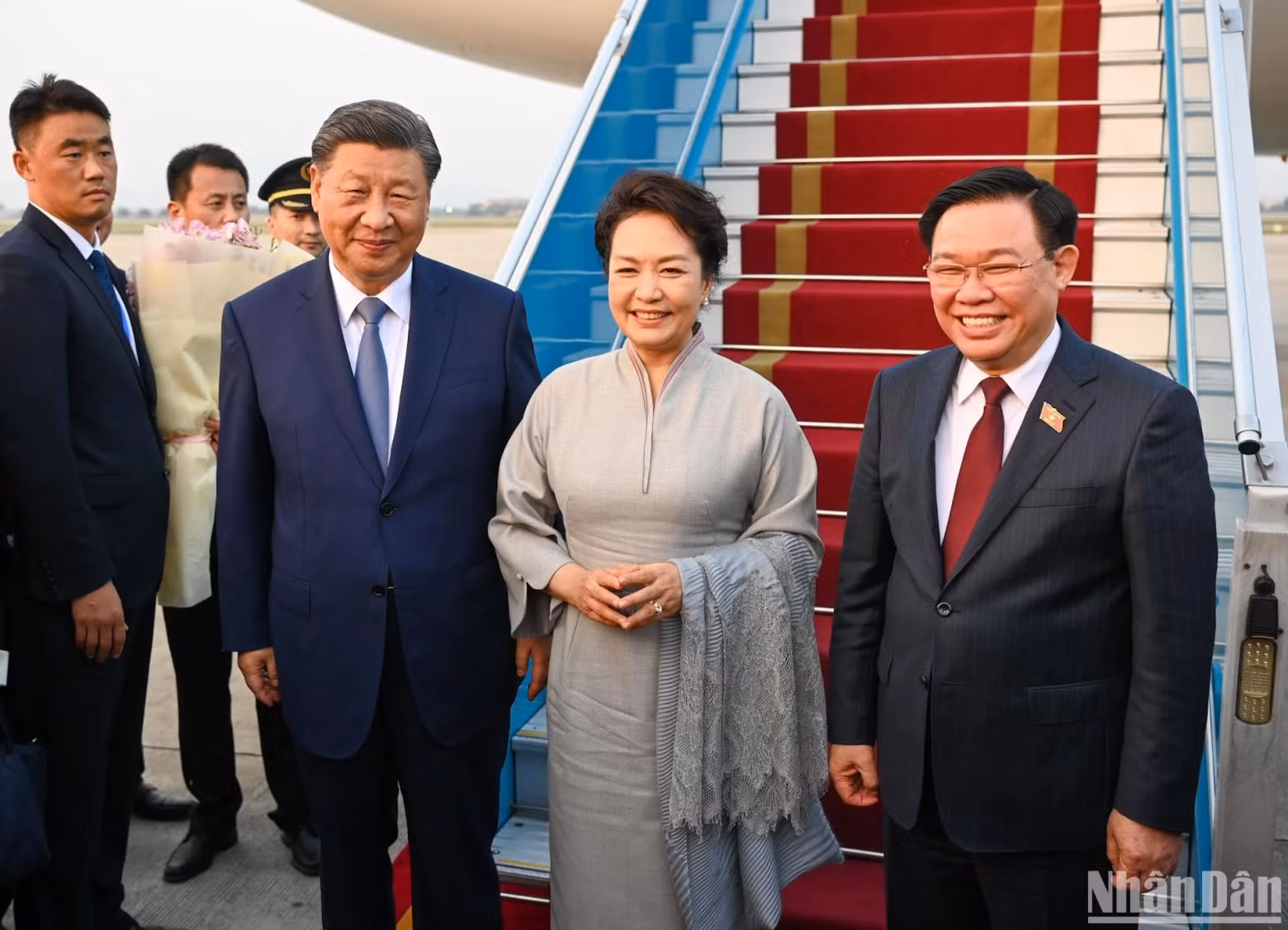 越南国会主席王廷惠与中共中央总书记、中国国家主席习近平和夫人合影。