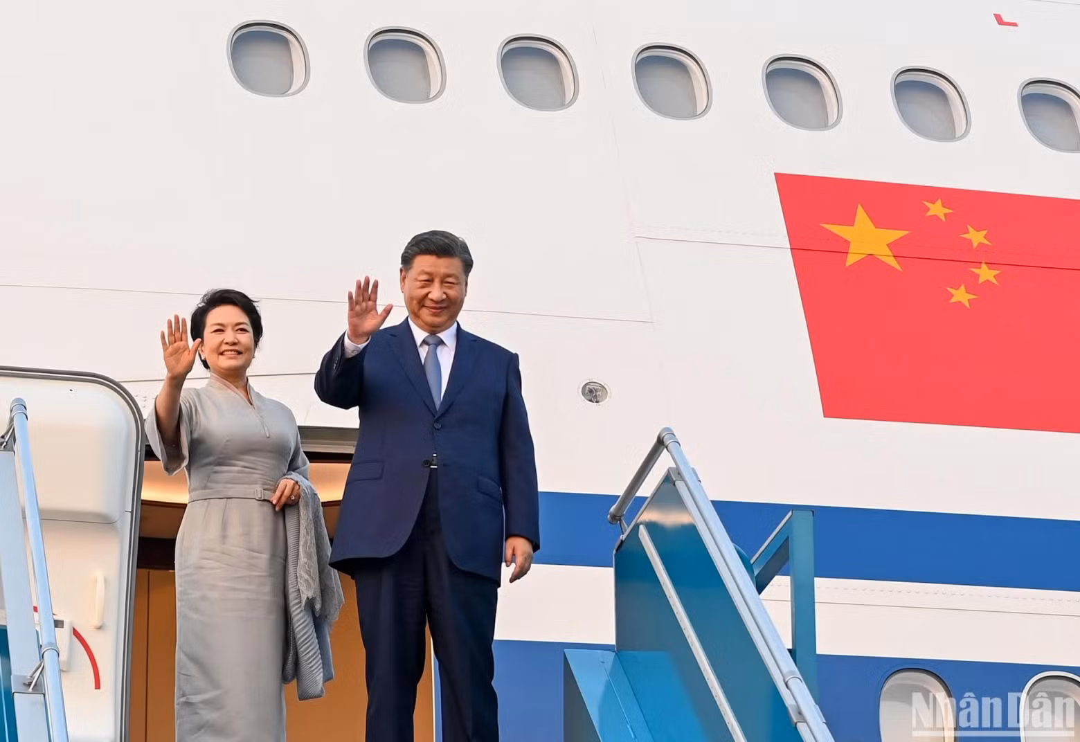 中共中央总书记、中国国家主席习近平和夫人在专机上挥手告别。