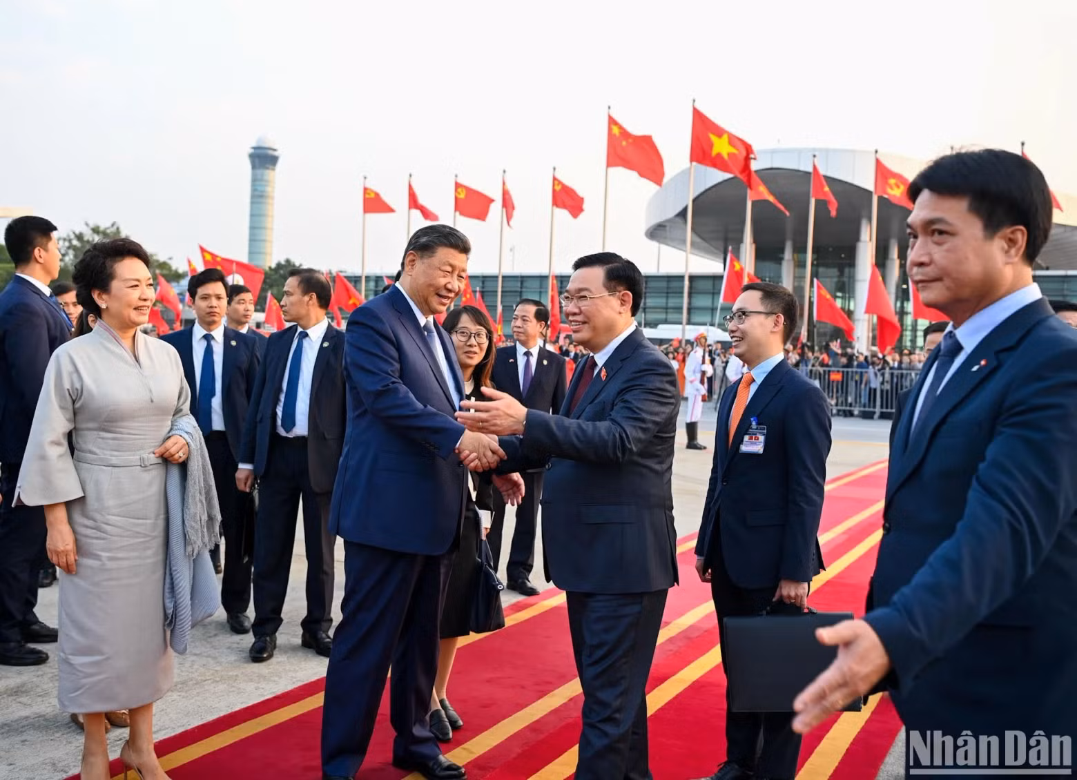 越南国会主席王廷惠送行中共中央总书记、中国国家主席习近平和夫人。
