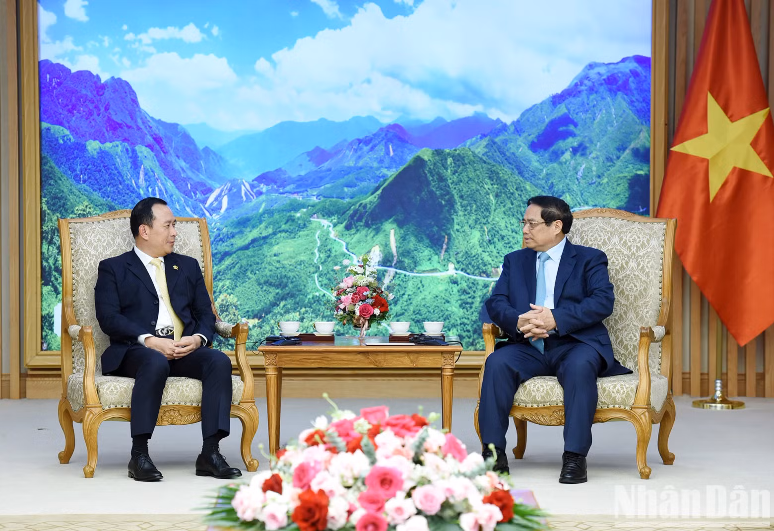 越南政府总理范明正会见柬埔寨监察部大臣华合。
