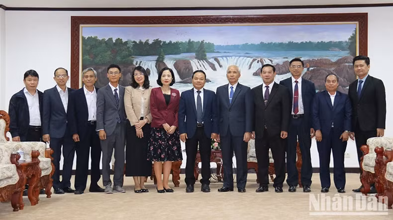 老挝人民革命党中央宣训部部长坎潘·佩亚翁与越南《人民报》社代表团合影。
