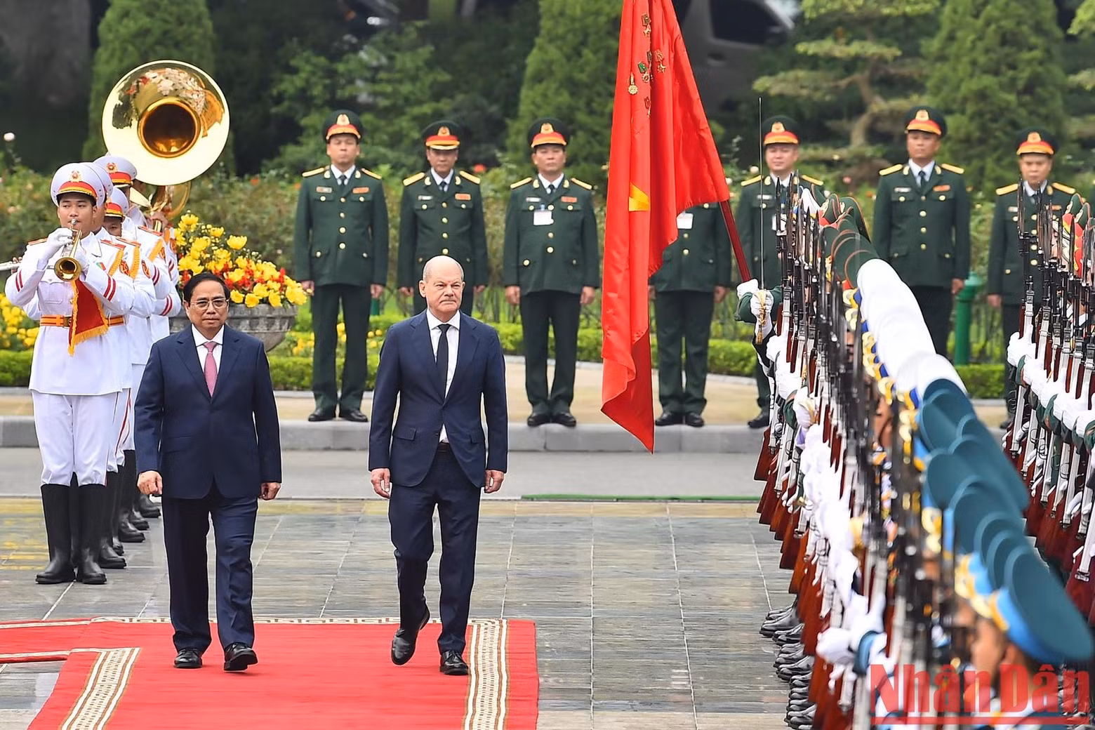 越南政府总理范明正与德国总理奥拉夫·朔尔茨检阅越南人民军仪仗队。