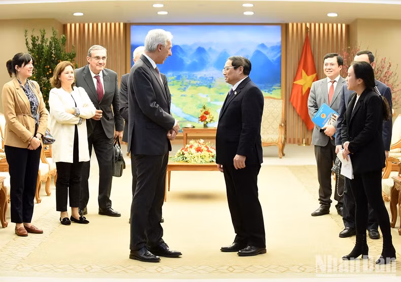 越南政府总理范明正与葡萄牙外长若昂·戈麦斯·克拉维尼奥。