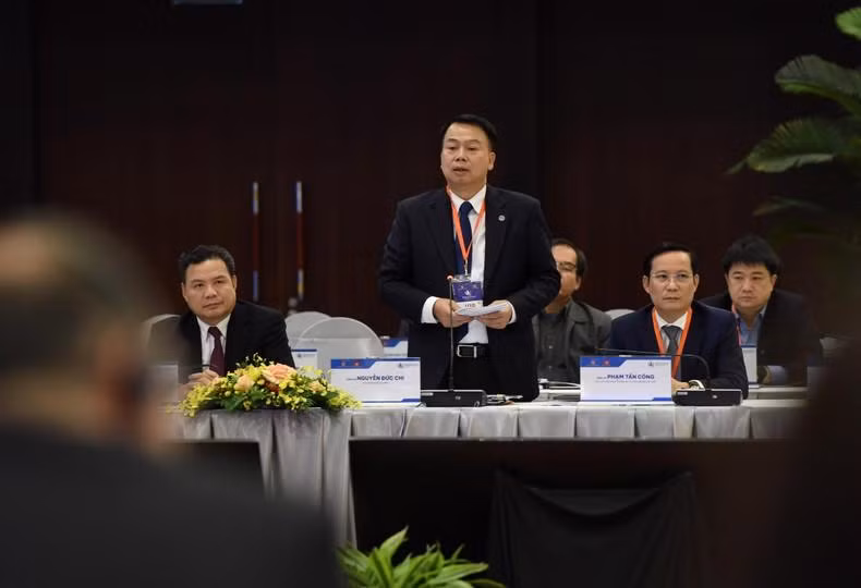 越南财政部代表发表讲话。