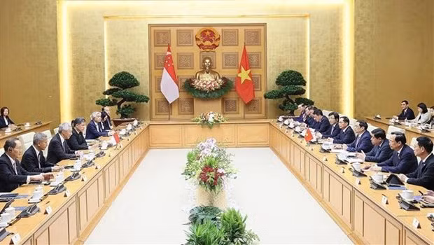 越南政府总理范明正与新加坡总理李显龙举行会谈。