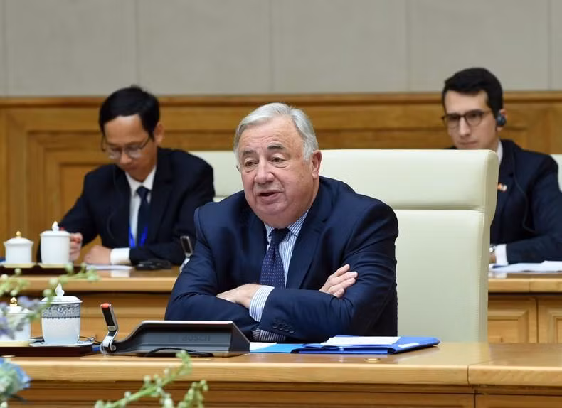 法国参议院议长热拉尔·拉尔歇发表讲话。
