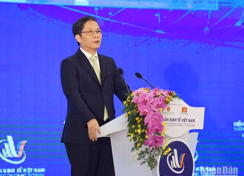 越共中央经济部部长陈俊英在论坛上发表讲话。