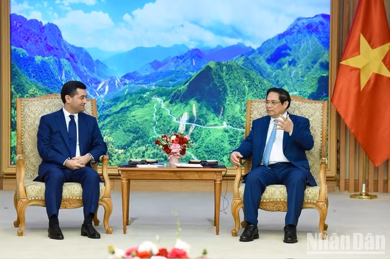 会见时,范明正总理强调,越南一向铭记乌兹别克斯坦在越南争取独立斗争中给予的帮助,重视发展与包括乌兹别克斯坦在内的前苏联各国的传统友好关系。 会见时,范明正总理强调,越南一向铭记乌兹别克斯坦在越南争取独立斗争中给予的帮助,重视发展与包括乌兹别克斯坦在内的前苏联各国的传统友好关系。