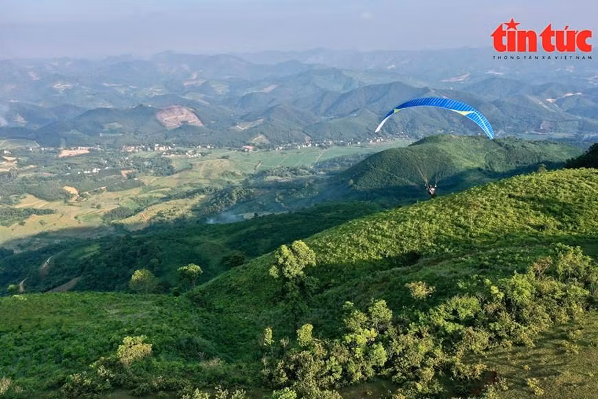 乌博峰距河内90多公里。从乌博山顶可以看到周围的大住宅区、辽阔的草地、高耸的山坡，一边是森林，另一边是美丽的梯田，美丽景色尽收眼底。