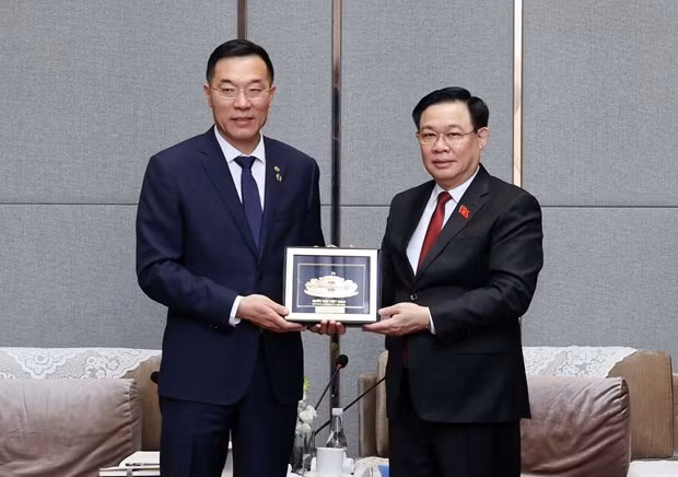 国会主席王廷惠在会见中车大连机车车辆有限公司董事长孙荣坤。