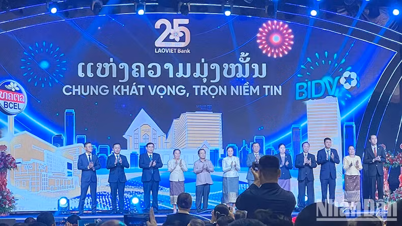 老挝党和国家领导人、越南国家银行领导向老越联营银行表示祝贺。 老挝党和国家领导人、越南国家银行领导向老越联营银行表示祝贺。