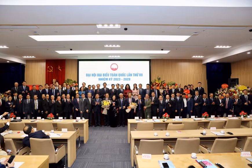 张氏梅同志与新一届执委会合影。