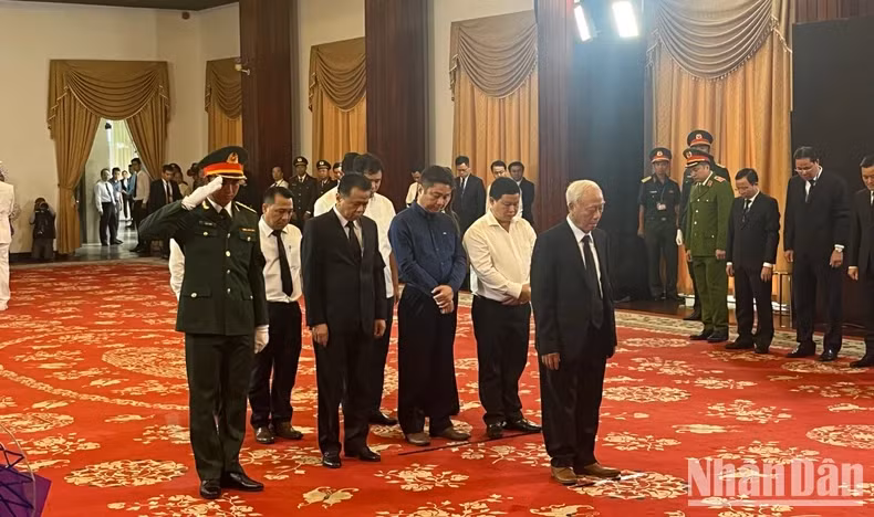 原越共中央政治局委员、原越南国会主席阮文安家属吊唁越共中央总书记阮富仲。