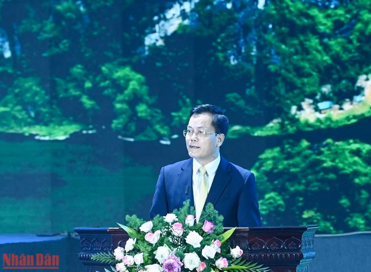越南外交部副部长、越南联合国教科文组织国家委员会主任何金玉发表讲话。