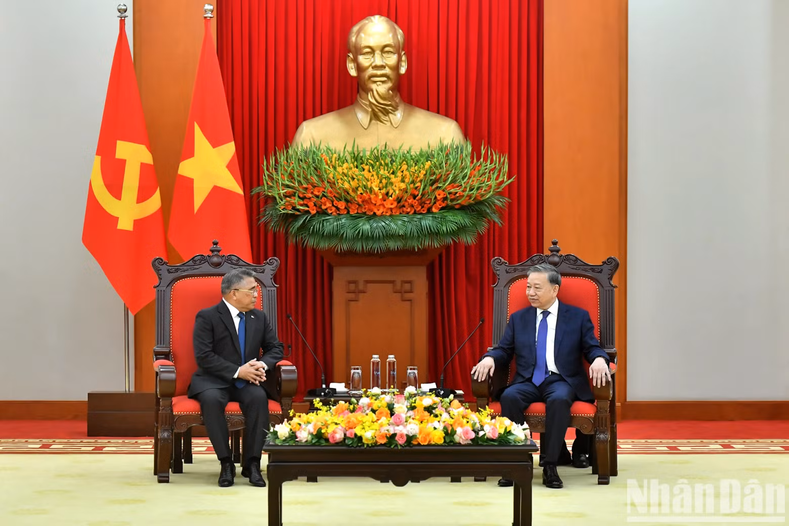 苏林总书记与菲律宾驻越大使梅纳尔多·洛斯·巴诺斯·蒙特阿莱格雷。