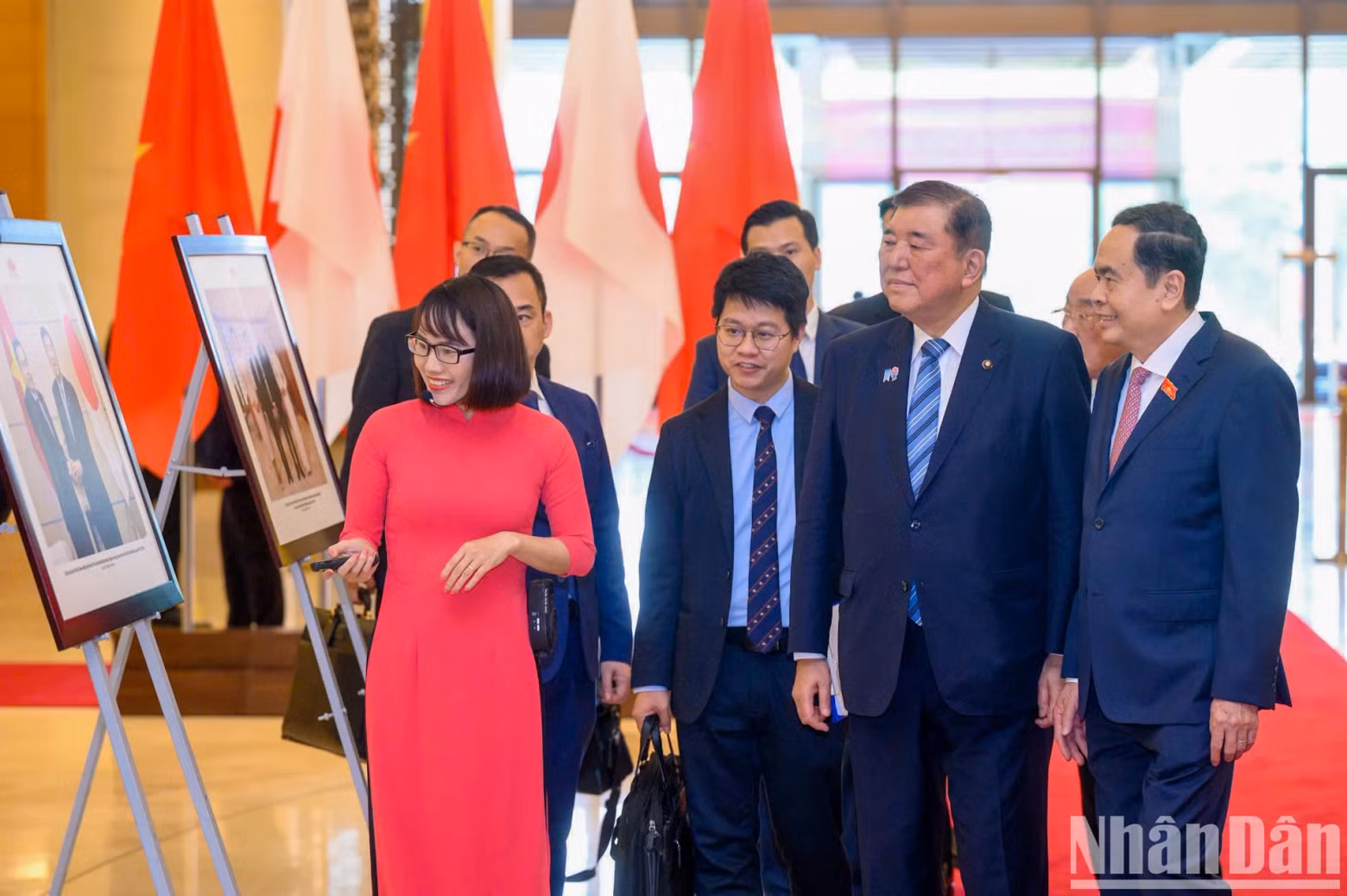日本首相参观越日关系图片展。