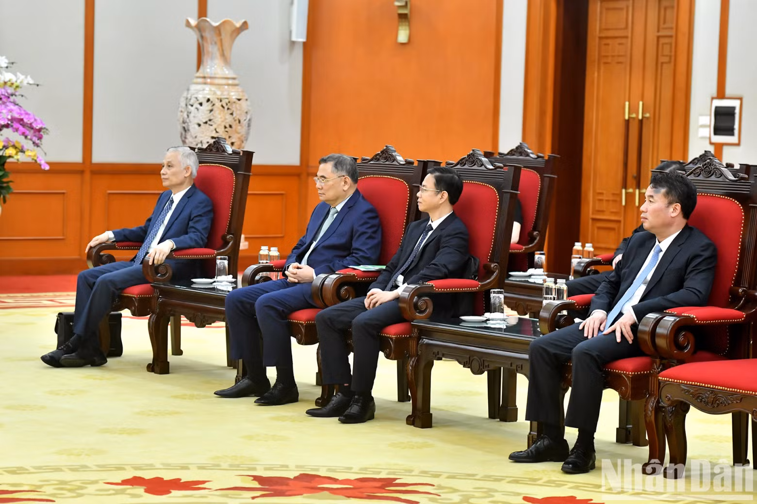越方代表。