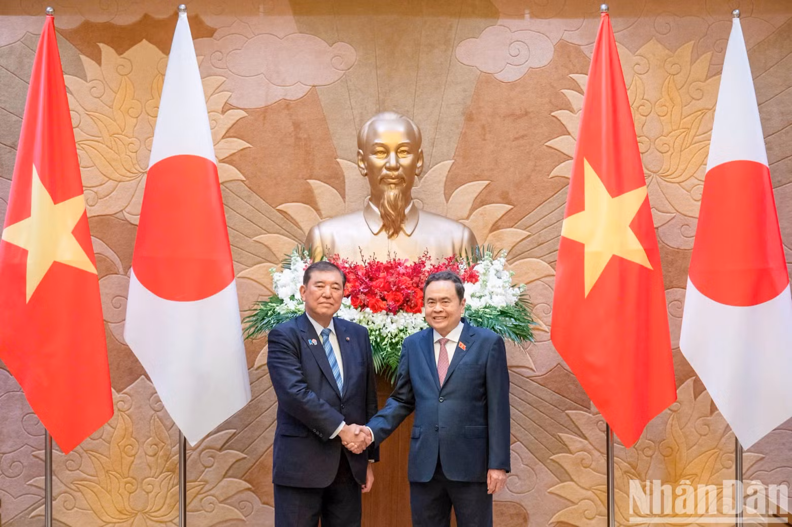 两位领导人握手。