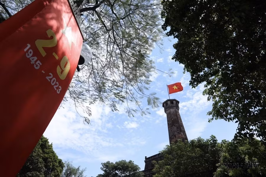 河内旗台位于巴亭郡奠边府街越南军事历史博物馆（原军队博物馆）内。