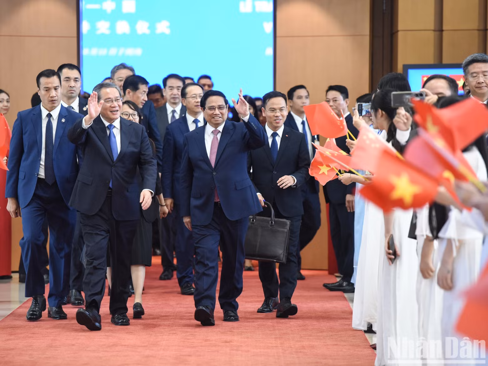 越南政府总理范明正与中国国务院总理李强共同见证双边合作文件签署。
