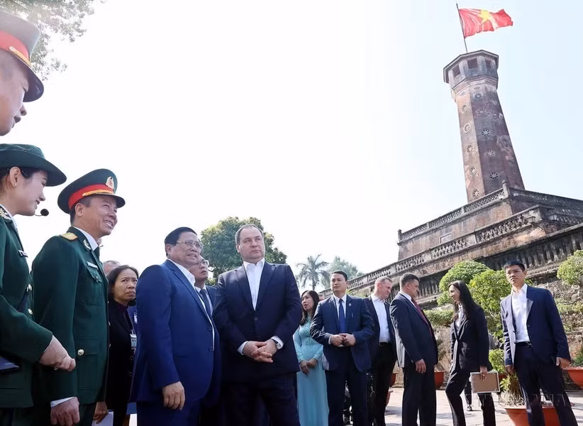 越南政府总理范明正与白俄罗斯总理罗曼·戈洛夫琴科参观河内旗台遗迹（2023年12月8日）。