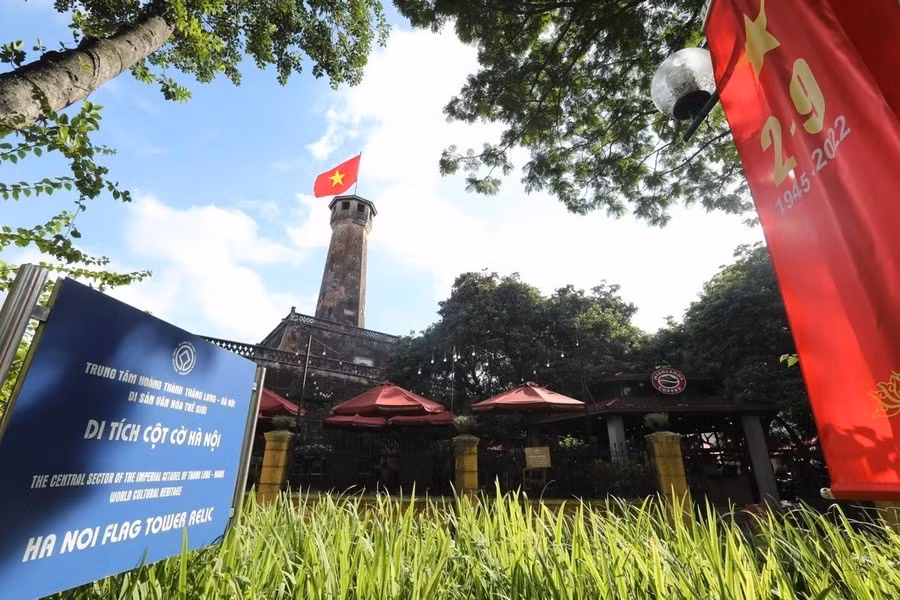 八月金秋，河内旗台遗迹区周围装饰着旗帜和海报。