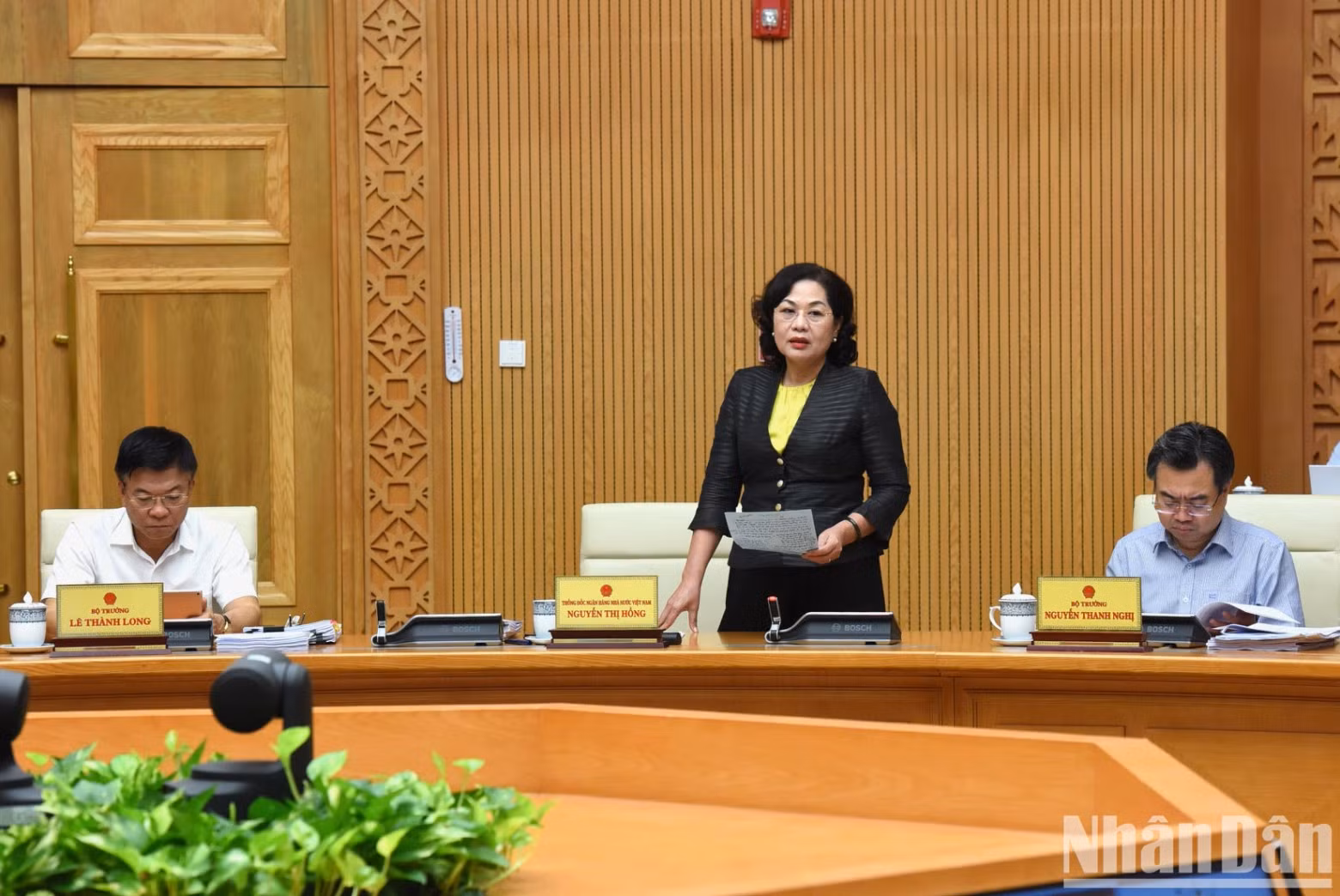 越南国家银行行长阮氏红在会议上发表讲话。